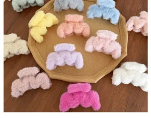 Vue détaillée de diverses pinces à cheveux en peluche douce de couleurs pastel pour l'hiver