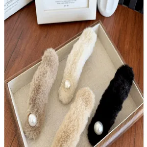 Gros plan sur des pinces à cheveux en peluche avec perles et texture douce élégante