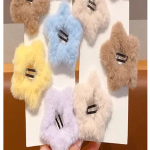 Vue rapprochée montrant la texture douce de pinces à cheveux en peluche en forme d'étoile
