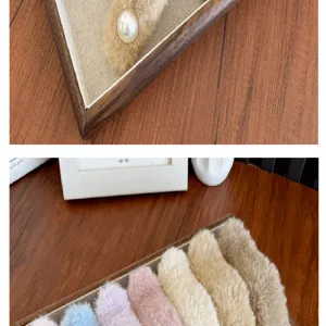 Vue détaillée de diverses pinces à cheveux en peluche colorées avec des accents de perles
