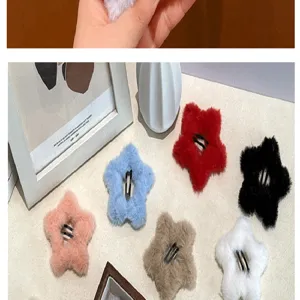 Vue détaillée de pinces à cheveux BB en forme d'étoile en peluche colorée pour filles.