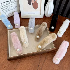 Élégante Pince à Cheveux en Peluche à Perles Automne Hiver Grande Pince à Bec de Canard en Fausse Fourrure pour Femmes