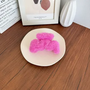 Pince à cheveux rose vif en peluche pour des coiffures élégantes d'automne et d'hiver