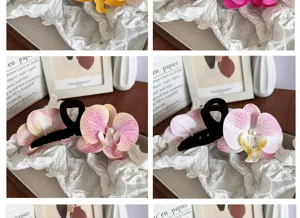 Détail de grandes pinces à cheveux orchidée 3D avec perles en de nombreuses couleurs.
