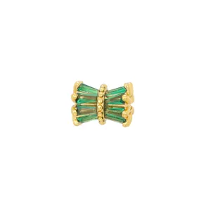 Détail de la perle cylindrique plaquée or 18K avec zircons baguette verts scintillants