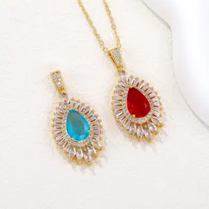 Elegante Halskette mit Wassertropfen-Zirkonia, roten und blauen Anhängern an Goldkette