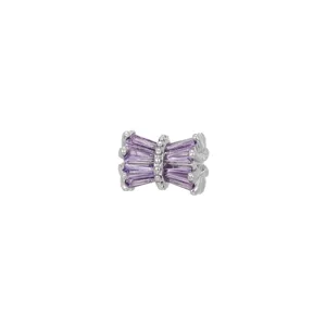 Détail d'une perle cylindrique sertie de zircons violets pour la création de bijoux DIY