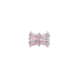 Vue détaillée d'une perle d'espacement cylindrique argentée sertie de zircons roses pour bijoux