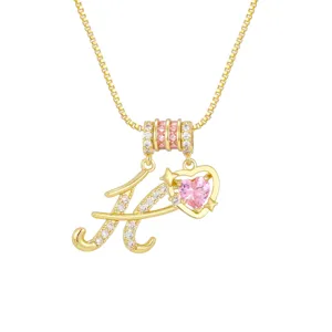 Nahaufnahme der goldenen Kette mit Buchstabe H, Herz-Zirkon und Steinen