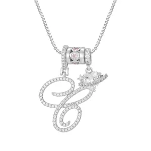 Detail van zilveren ketting met cursieve letter C-hanger, gezette stenen en hartvorm