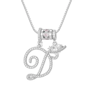 Detailweergave van ketting met cursieve letter D, hartsteen en roze kraal