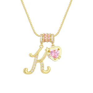 Exquisites Detail einer goldenen K-Halskette mit einem funkelnden rosa Herzanhänger