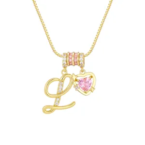Detailansicht des goldenen Buchstabens L Anhänger mit rosa Herz-Zirkonia und kleinen Sternen