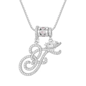 Detailweergave luxe ketting met cursieve letter F, hartsteen en een fijne box-ketting