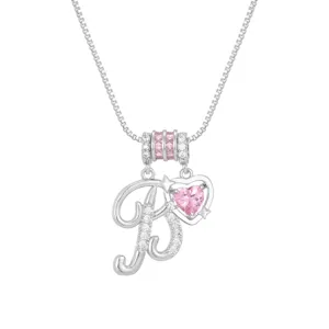 Makro-Detailansicht der eleganten Silberkette mit rosa Herz-Zirkonia und Buchstabe B