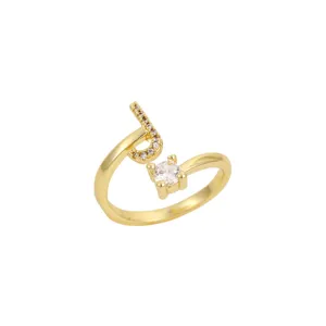 Vue détaillée d'une bague dorée ouverte avec lettre B et cristal étincelant