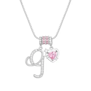 Detaillierte Ansicht einer silbernen Herzkette mit rosa Zirkonia und dem Buchstaben G