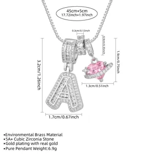 Vue détaillée montrant les dimensions précises du collier avec pendentif cœur rose et lettre A.
