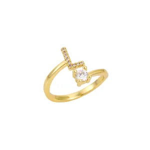 Détail d'une bague dorée ajustable avec lettre L et pierre de zircone brillante