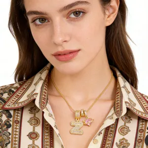 Détail de collier avec pendentif lettre Z plaqué or 18K et cœur en zircon rose