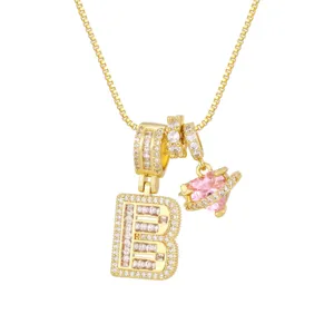 Détail du collier plaqué or 18 carats avec cœur rose et pendentif lettre B en zircon