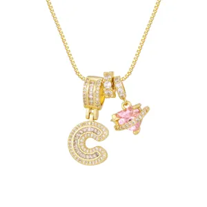 Vue macro du collier avec pendentif cœur et lettre C plaqué or 18 carats avec zircon rose