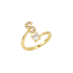 Gros plan d'une bague ajustable plaquée or ornée d'une lettre S pavée et d'un zircon.