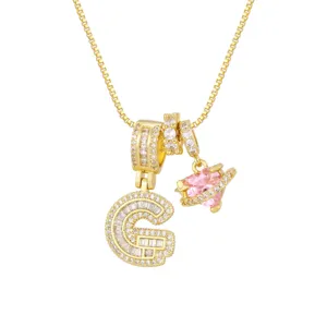 Détail du collier plaqué or 18K avec un cœur en zircon rose et un pendentif lettre G.