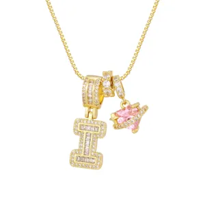 Vue détaillée du pendentif lettre I plaqué or 18 carats avec zircon rose en forme de cœur.