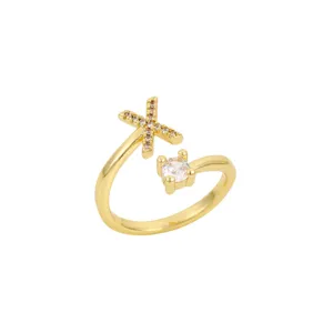 Détail d'une bague ouverte dorée avec zircon cubique et le design de la lettre K