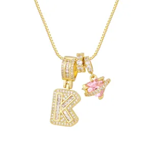 Détail du collier plaqué or 18 carats avec lettre K glacée et pendentif cœur rose