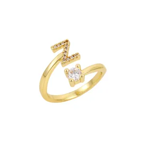 Gros plan détaillé d'une bague dorée ajustable avec lettre Z en cristal et pierre ronde