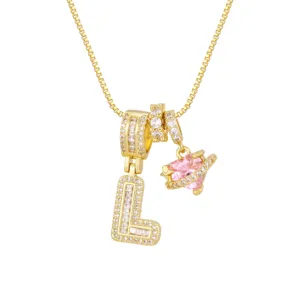 Vue détaillée d'un collier plaqué or 18 carats avec pendentif L et zircon cœur rose