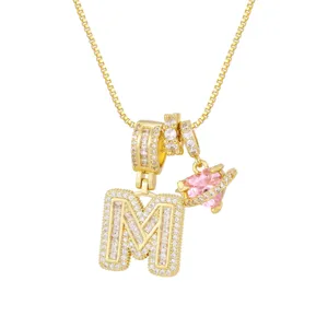 Détail du collier plaqué or 18 carats avec initiale M sertie et cœur rose scintillant