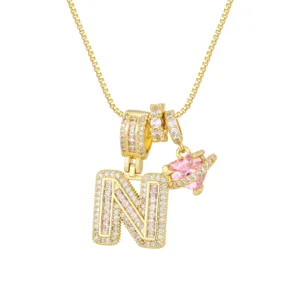 Détail du collier avec initiale N plaqué or, pendentif cœur en zircon rose et pavé CZ
