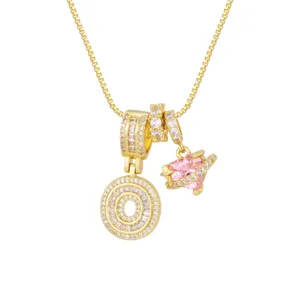 Détail du collier plaqué or 18K avec cœur rose et pendentif lettre O pavé de zircons