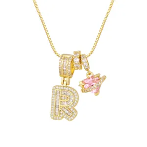 Gros plan d'un collier plaqué or 18 carats avec cœur en zircon rose et pendentif lettre R pavé.