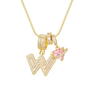Vue détaillée du collier plaqué or 18K avec lettre W en zircon et pendentif cœur
