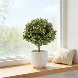 Gedetailleerd overzicht kunstmatige Milla-boom bonsai met rode bessen in witte keramische pot.