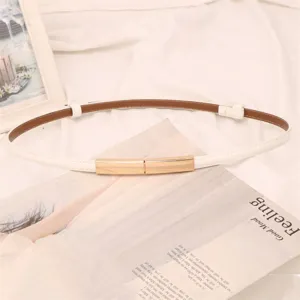 Détail de ceinture fine en cuir blanc avec boucle métallique dorée élégante pour robes