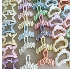 Collection de grandes pinces à cheveux en couleurs pastel crème et formes variées