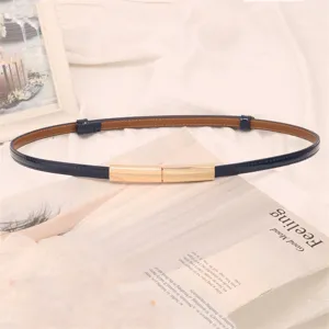 Détail d'une fine ceinture en cuir bleu avec boucle dorée réglable pour robe.