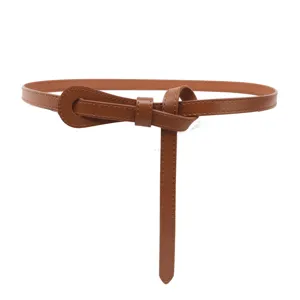 Ceinture fine en cuir marron pour femme avec nœud élégant, idéale pour robes et costumes.