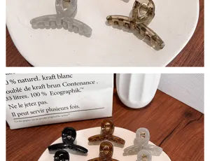 Makroansicht verschiedener 4cm Mini-Haarklammern in durchscheinenden Farben für das Styling.