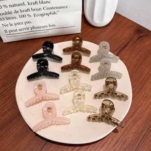 Set mit 4cm Mini-Haarklammern im Kreuzdesign in verschiedenen Farben auf einem Teller