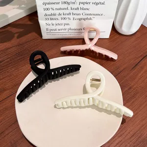 Grande pince à cheveux ruban minimaliste en noir mat, crème et rose pâle élégante.