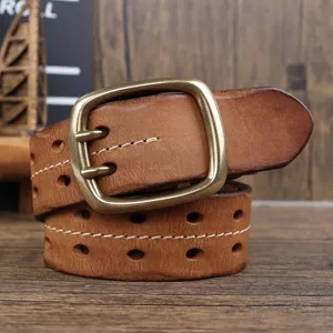 Dettaglio cintura in pelle vintage con fibbia in ottone a doppio ardiglione e cuciture a contrasto.