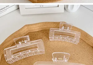 Nahaufnahme der transparenten großen Acryl-Haarklammern für dickes Haarstyling