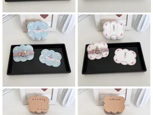 Différents styles de cartes de présentation en kraft en forme de nuage pour bijoux.