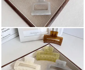 Lot de plusieurs grandes pinces à cheveux carrées minimalistes de différentes couleurs.
